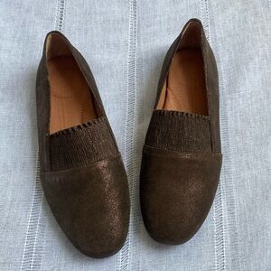 Kenneth Cole NWOT Gentle Soul metallic brown flats.